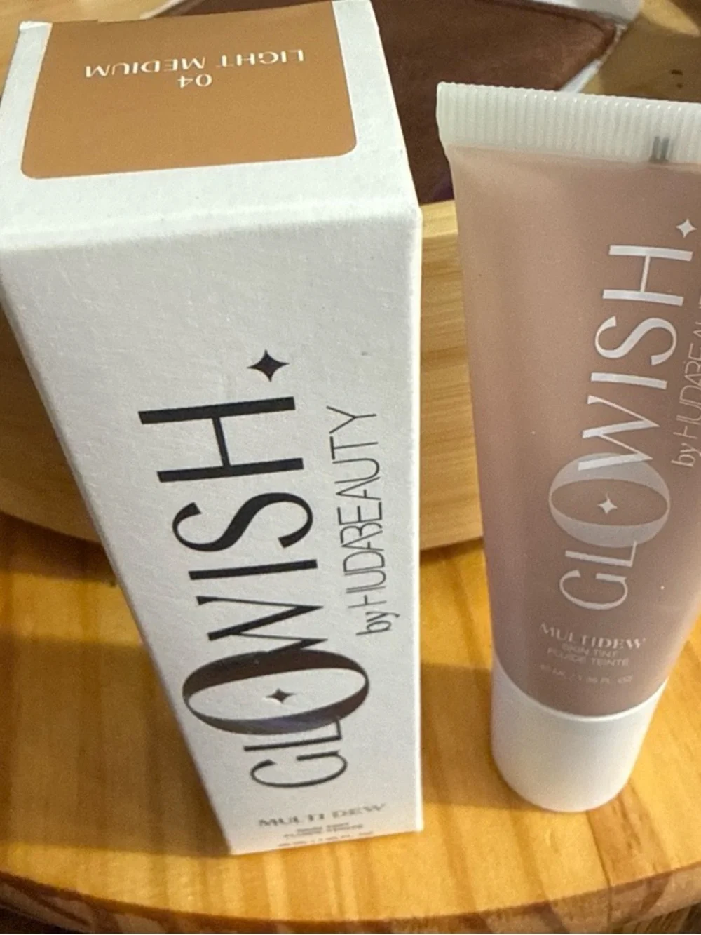 HUDA BEAUTY GLOWISH Multi Dew Skin Tint - Nude Beige